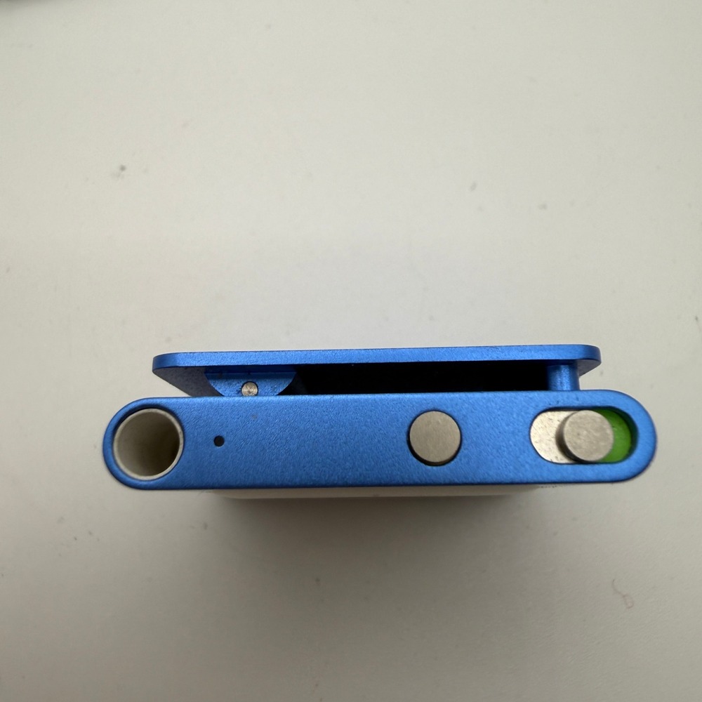 Apple iPod Shuffle 4th Generation Blue 2GB Digital Music Player with USB Cable - Picture 4 of 4
